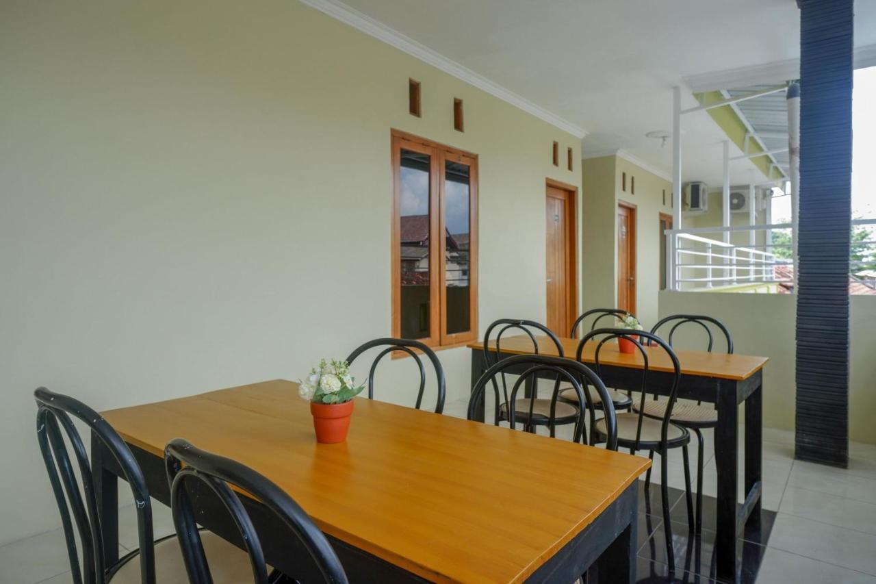 Готель Reddoorz At Pakuncen Malioboro Джок'якарта Екстер'єр фото
