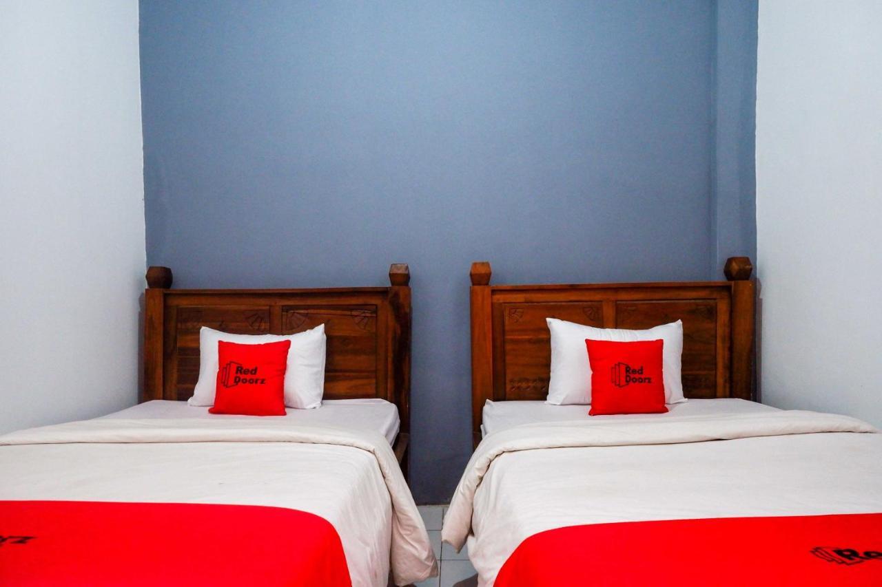 Готель Reddoorz At Pakuncen Malioboro Джок'якарта Екстер'єр фото